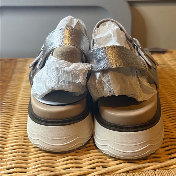 Vionic Women’s Size 12 Metallic Silver Sandals NIB - Picture 6 of 9